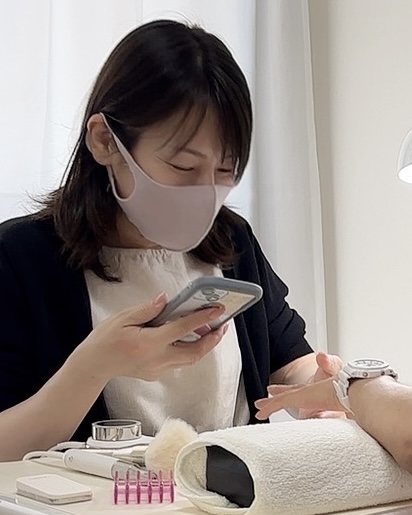 ネイリスト ミキ 施術中